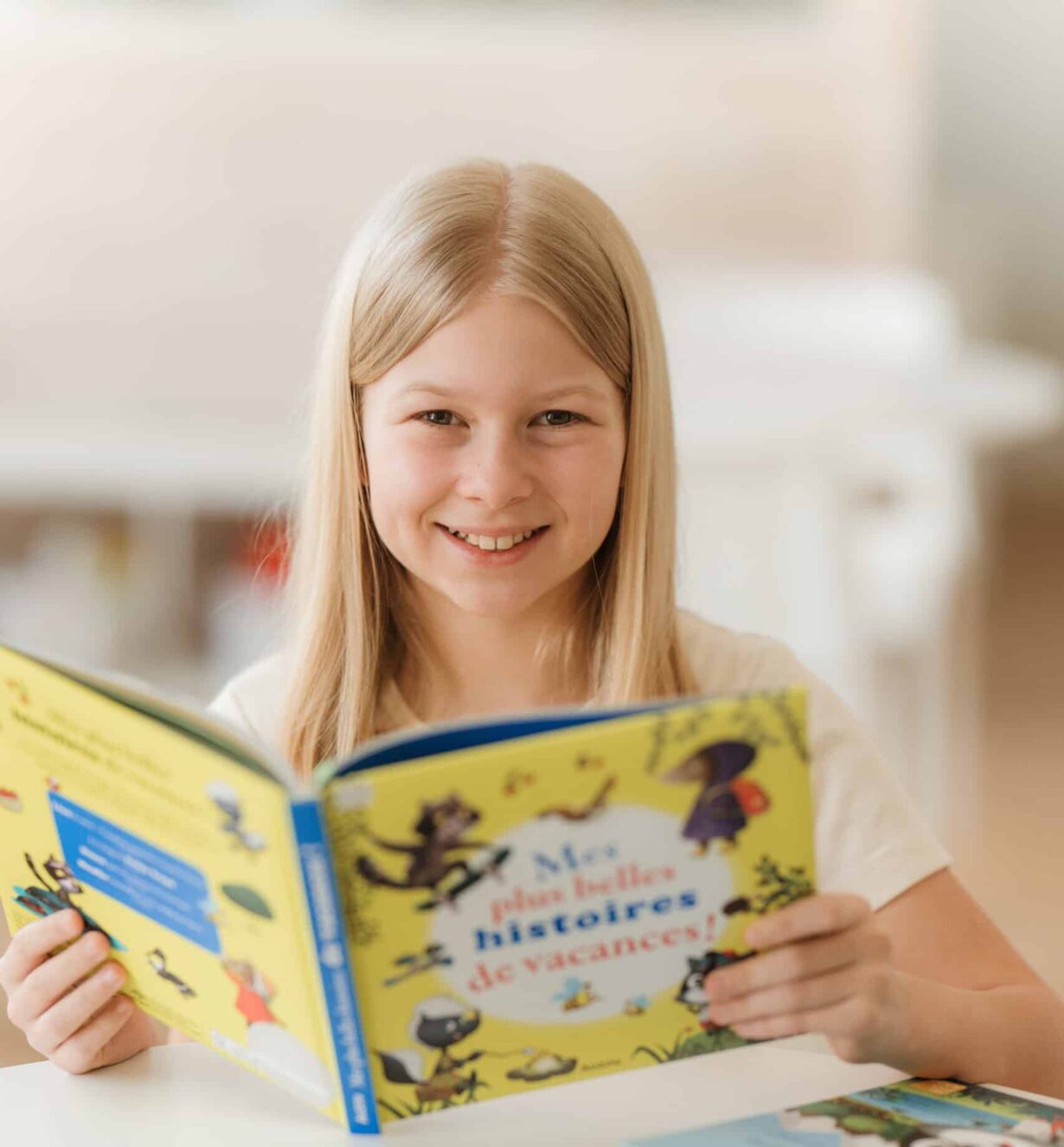 Élève en train de lire un livre pour développer sa motivation scolaire